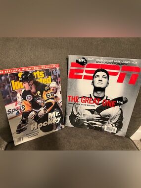 ESPN (4/16/01) & Sports Illustrated (6/8/92) magazines featuring Mario Lemieux.